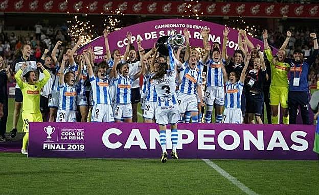 Las campeonas levantan la Copa tras la heroica final en Granada en un momento que quedó inmortalizado con fotos para la historia del club.