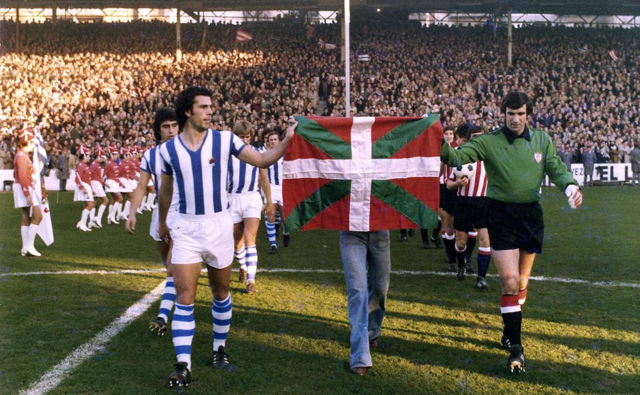 Kortabarria e Iribar saltaron al campo de Atotxa con la Ikurriña en 1976.