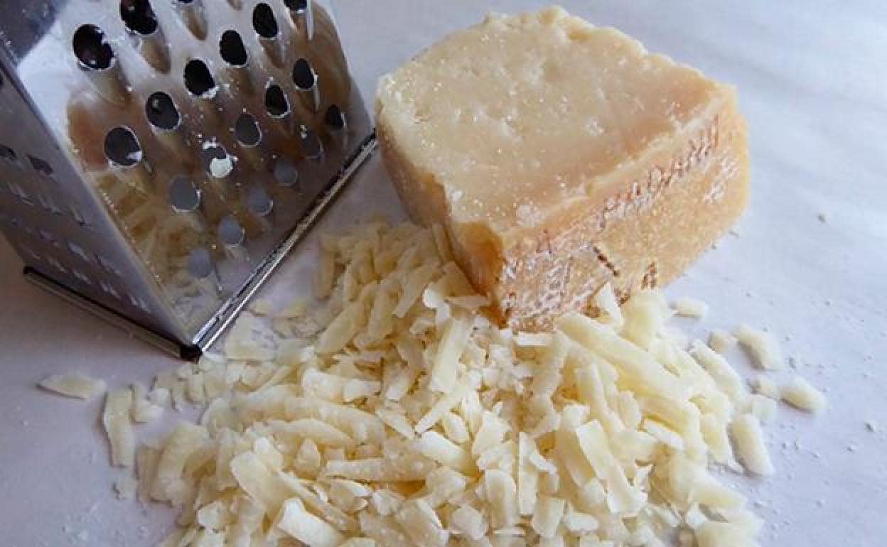 El truco que no sabías para limpiar tu rallador de queso