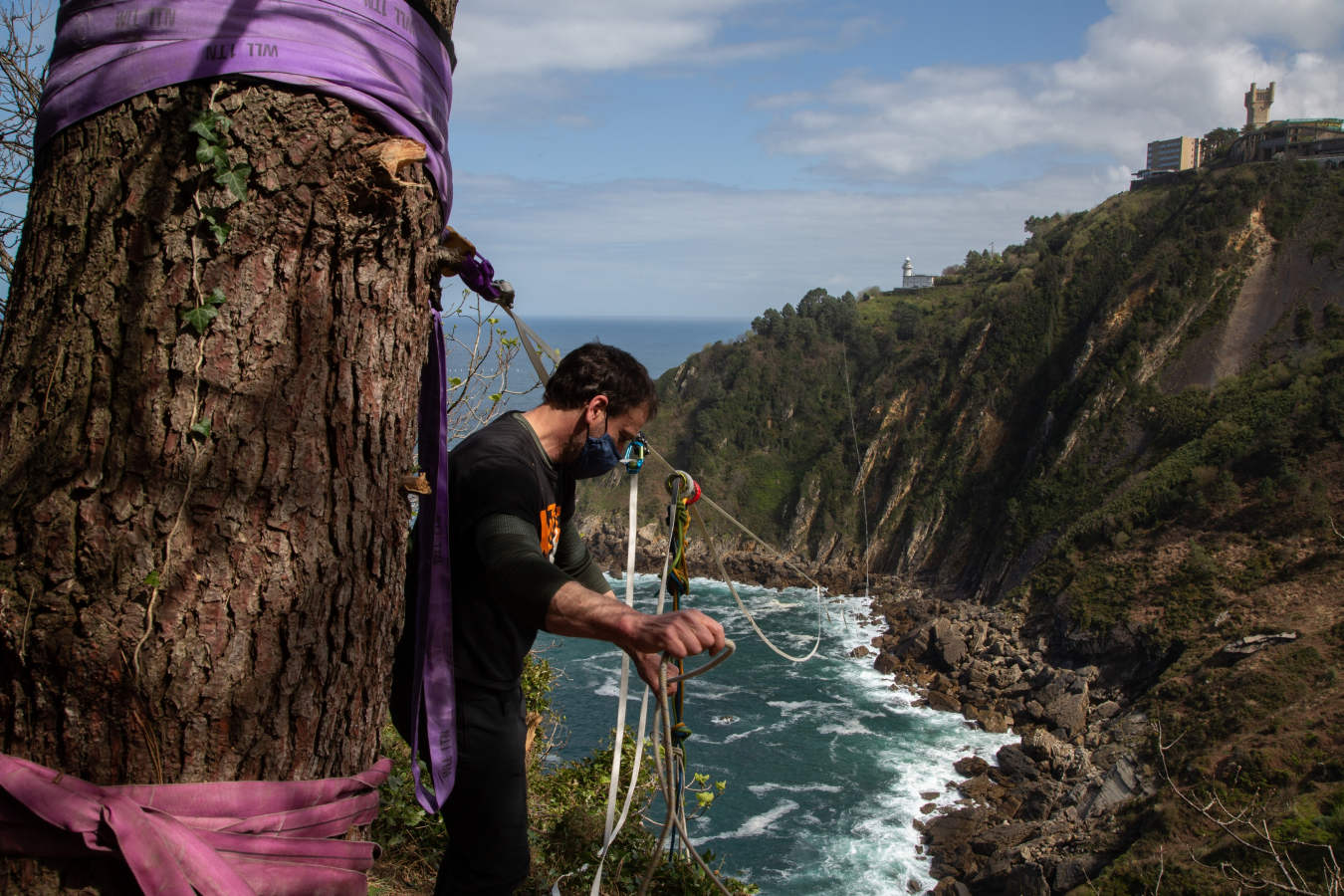 Fotos: Instalación de &#039;slackline&#039; sobre la cala Tximistarri