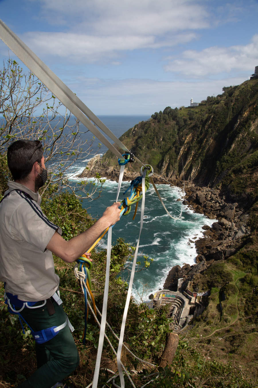 Fotos: Instalación de &#039;slackline&#039; sobre la cala Tximistarri