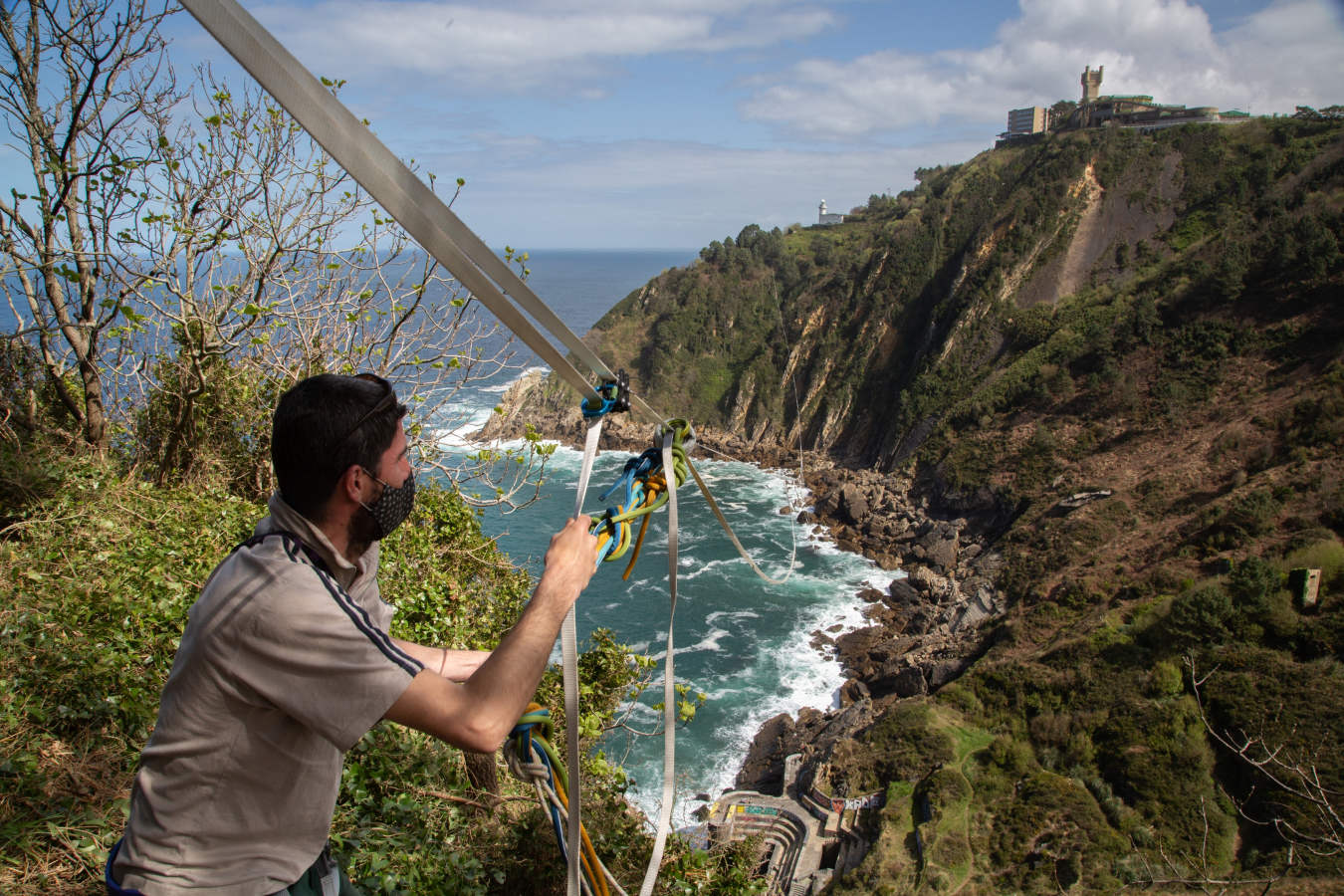 Fotos: Instalación de &#039;slackline&#039; sobre la cala Tximistarri