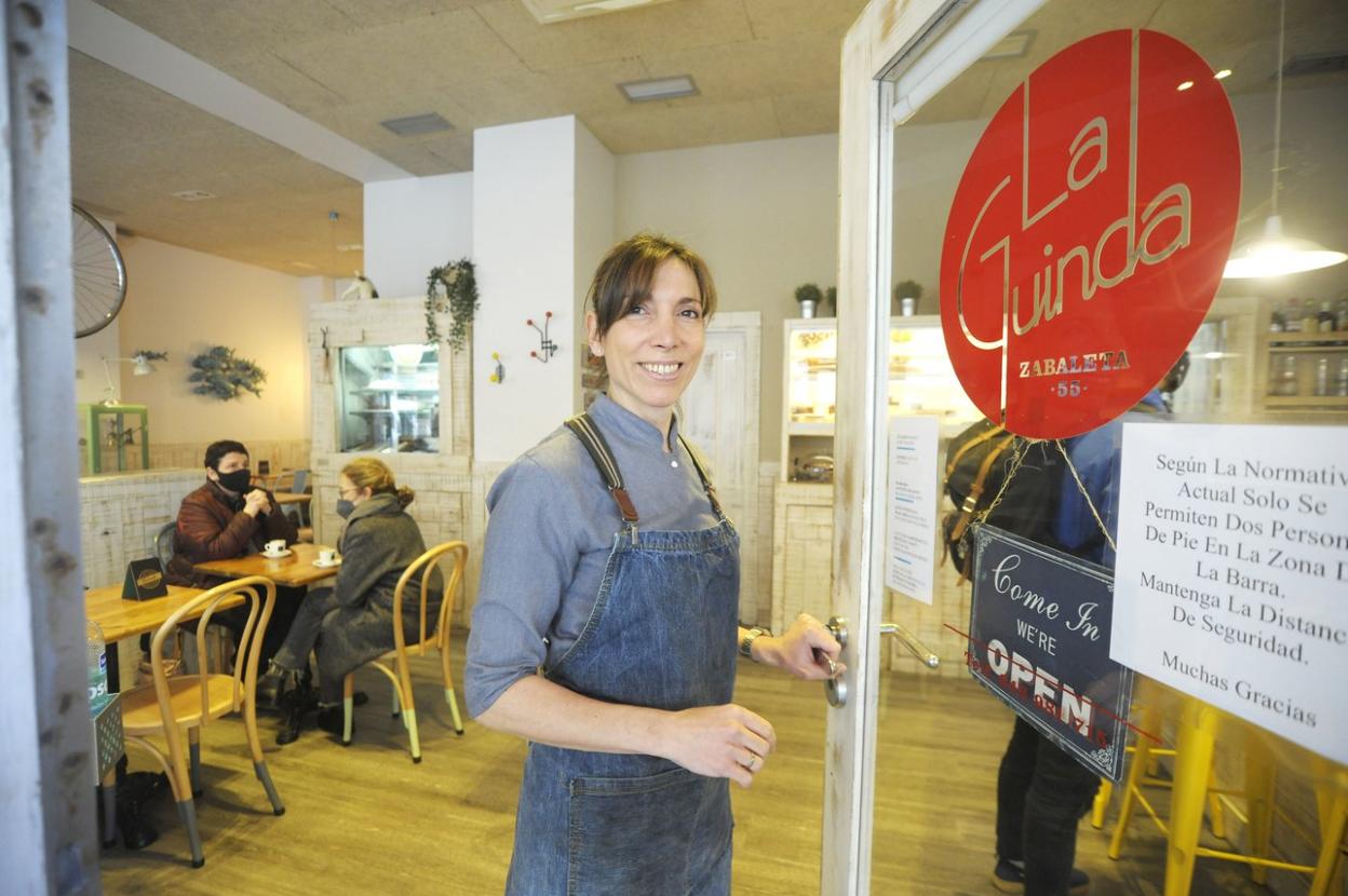 Romina, implacable currela de pico y pala, la encuentrassiempre al pie del cañón en su local. 