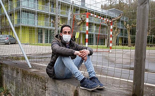 Athmane Keddou, frente al albergue de Uba. 