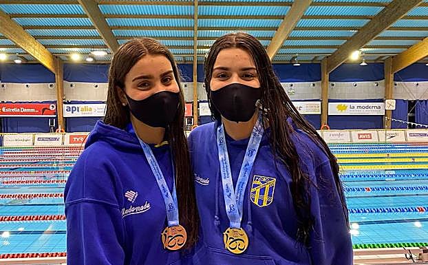 Leire y Ainhoa Martín posan con sus medallas. 