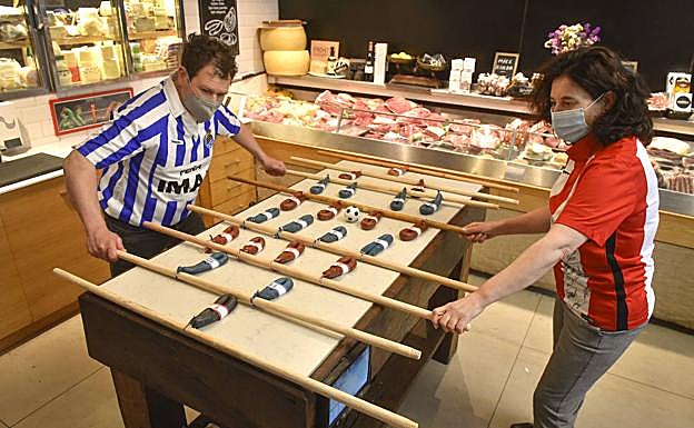 La carnicería Barriola también acoge un partido de futbolín entre txistorras de la Real Sociedad y el Athletic... 