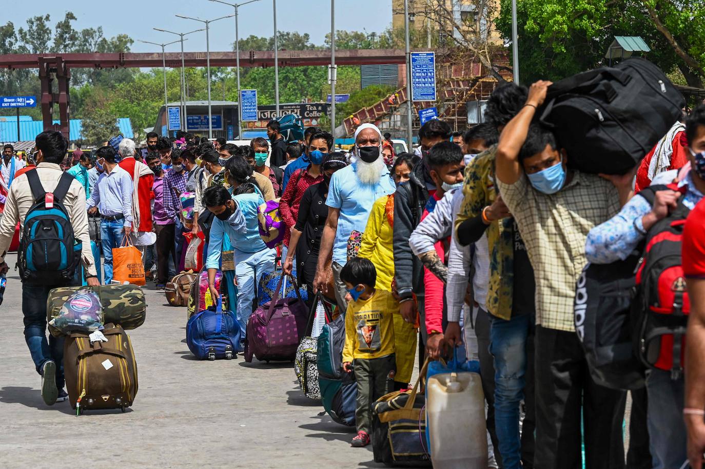 Una nueva oleada de casos de Covid en la India ha llevado a las autoridades a tomar la decisión de controlar a los pasajeros antes de subirse al tren. 