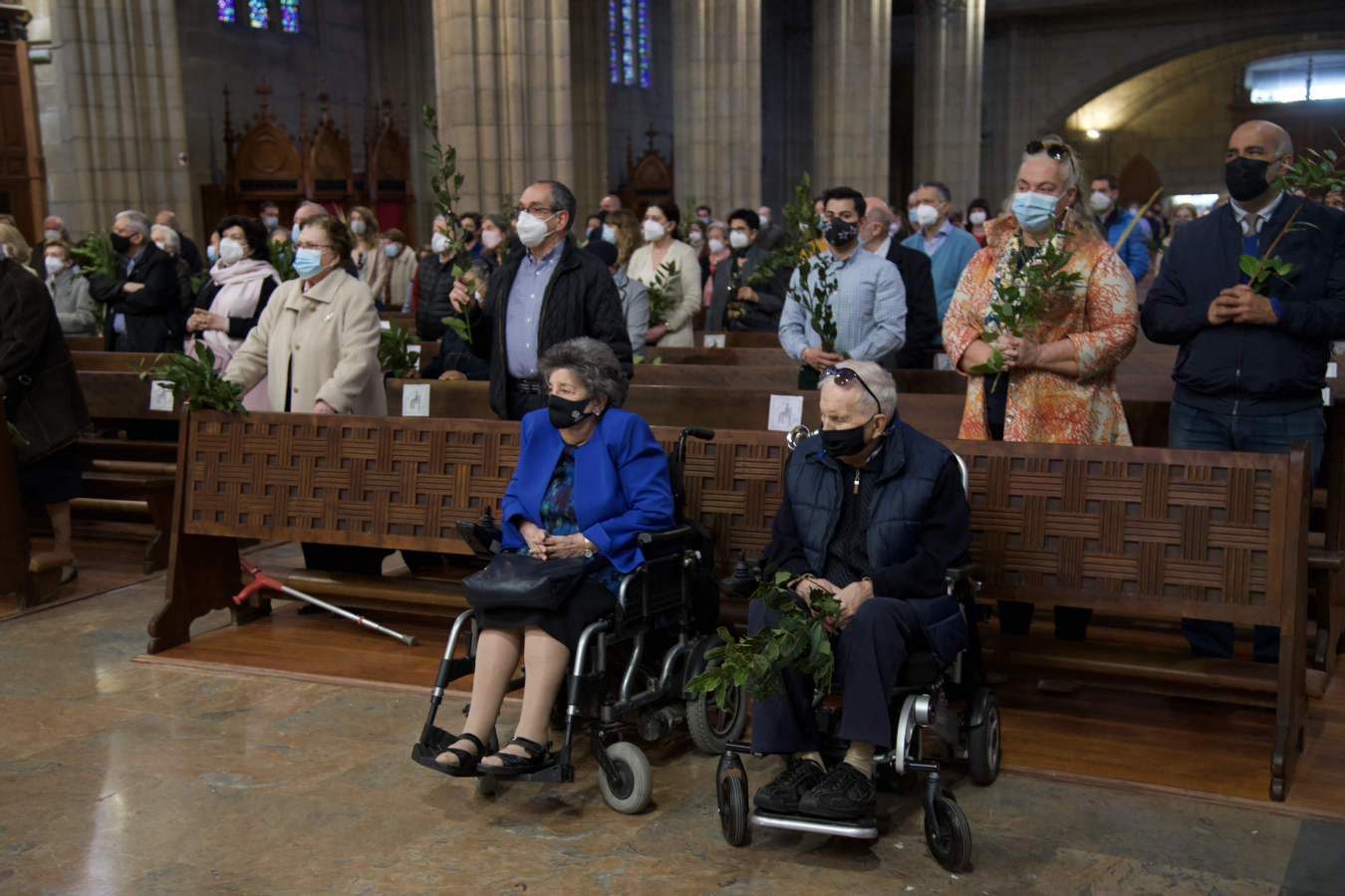El obispo Munilla ha sido el responsable de bendecir los ramos en el pórtico de la Catedral del Buen Pastor y de oficiar la Santa Misa.