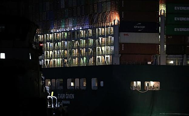 El portacontenedores Ever Given, atravesado en el canal de Suez 