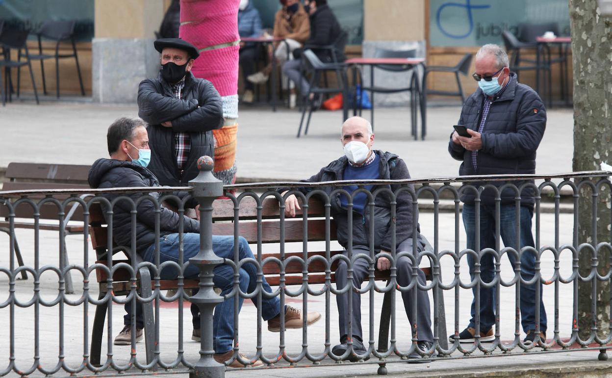 Un grupo de vecinos de Ordizia charla en una plaza de la localidad, que tiene una tasa de incidencia por encima de 900. 