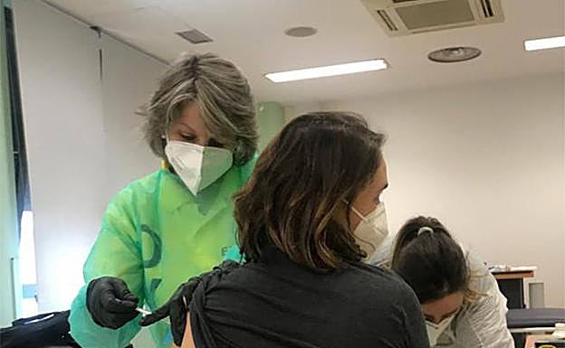 Nuria, enfermera de la DYA, suministra la vacuna contra el Covid. 