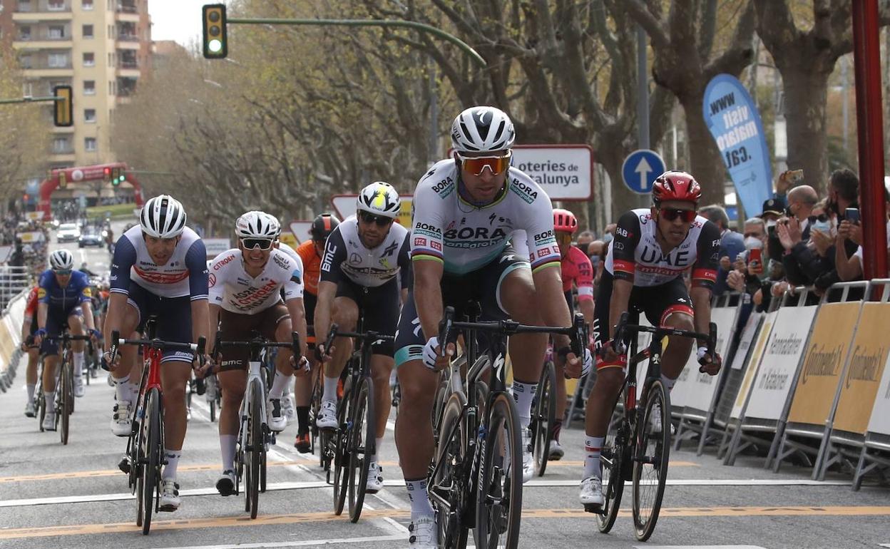 Peter Sagan se impone ayer en la meta de Mataró. 