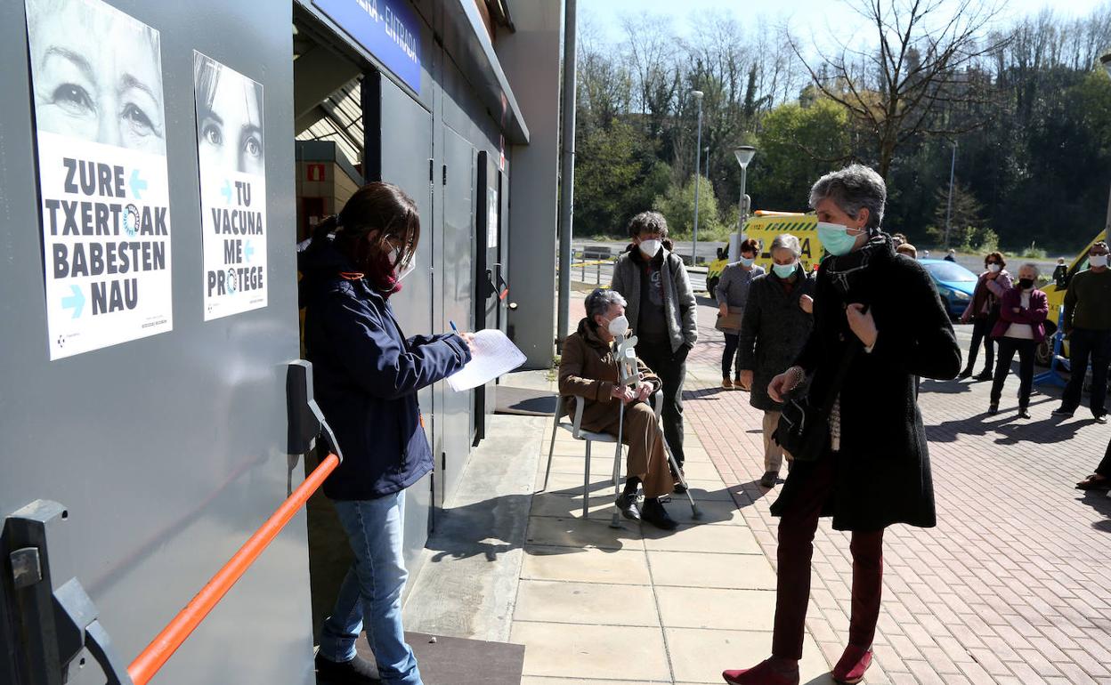 Varias personas esperan su turno para vacunarse en Illunbe, con Pfizer o con AstraZeneca, a los menores de 65. 