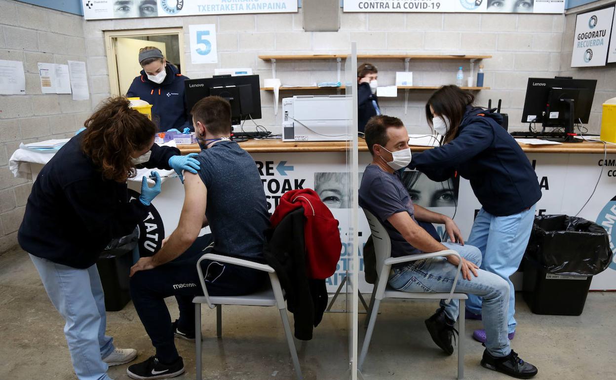 Sagardui asegura que «si hay dosis suficientes» se logrará vacunar al 70% de la población «para el verano»