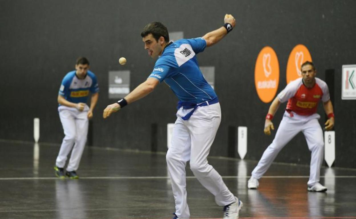 Ezkurdia atacó con fuerza y potencia a Olaizola II anoche en el Aitzuri de Zumaia. 