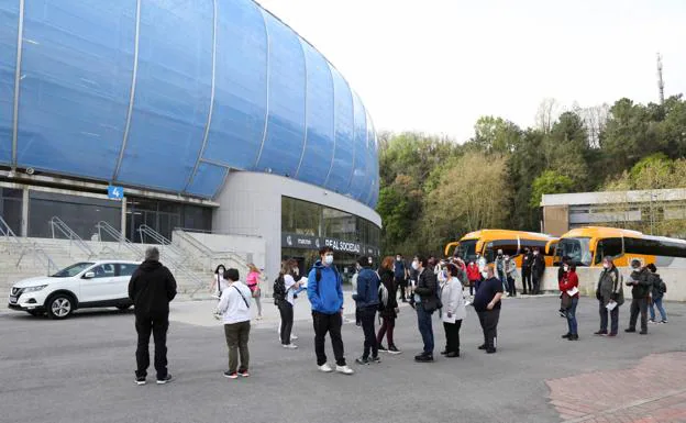 400 trabajadores y usuarios de centros ocupacionales han inaugurado el 'vacunódromo' del Reale Arena
