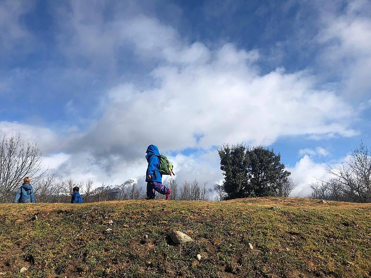Varios alumnos durante uno de los 'paseos del aprendizaje'.