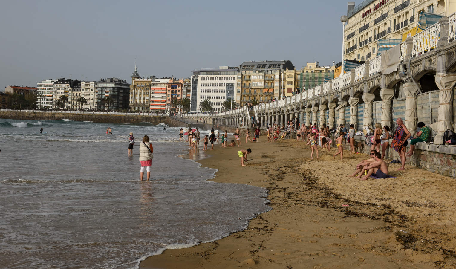 Tras unos días con los termómetros marcando 25 grados, a partir de este jueves un anticiclón bajará las temperaturas y traerá lluvia en la costa