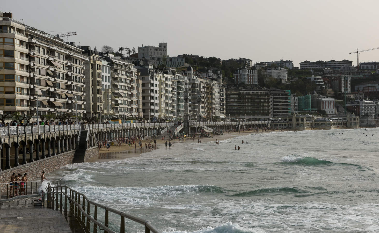 Tras unos días con los termómetros marcando 25 grados, a partir de este jueves un anticiclón bajará las temperaturas y traerá lluvia en la costa