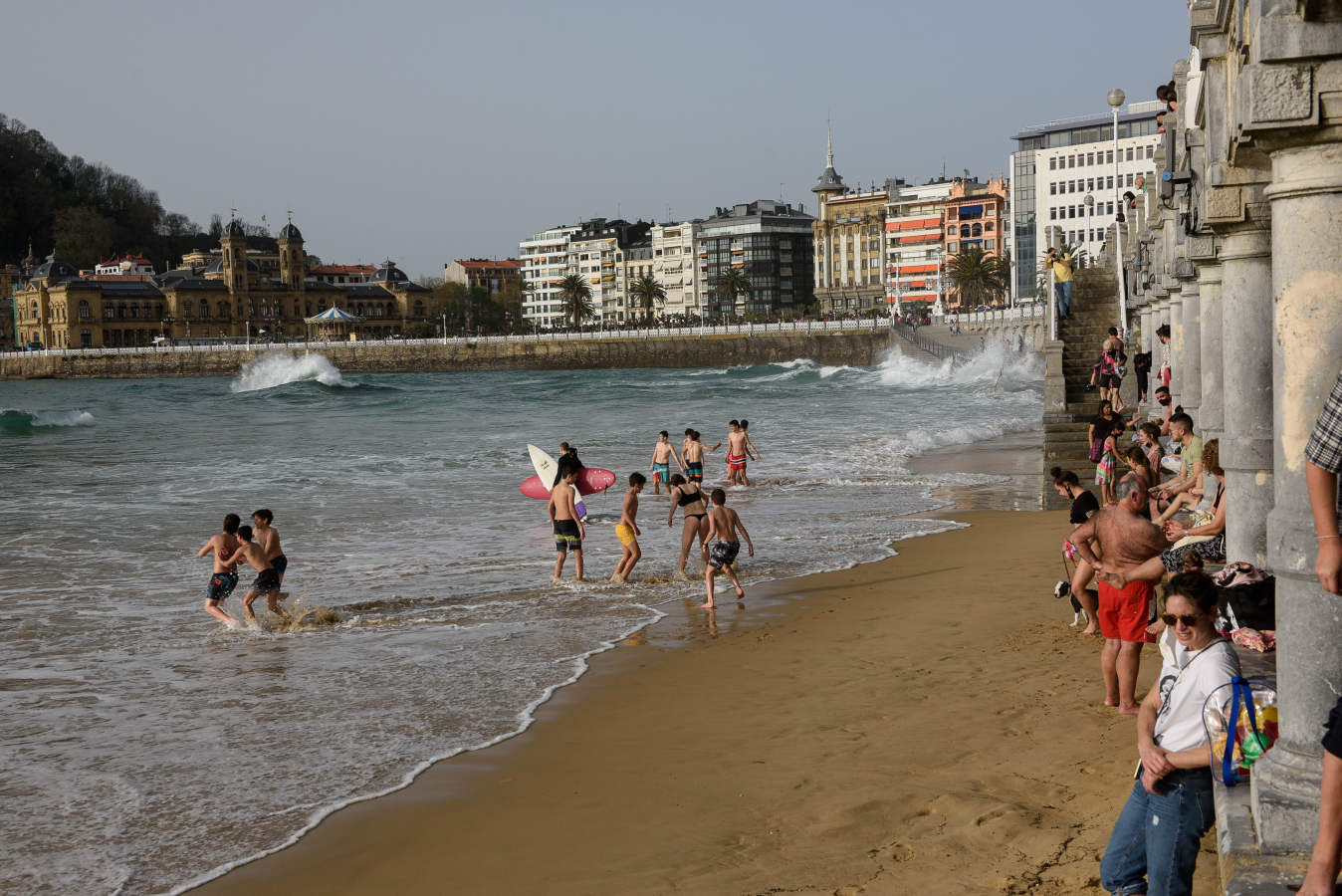 Tras unos días con los termómetros marcando 25 grados, a partir de este jueves un anticiclón bajará las temperaturas y traerá lluvia en la costa