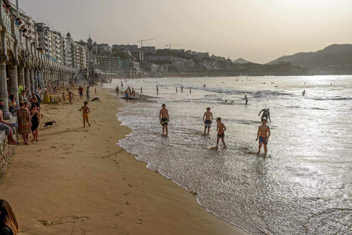 Tras unos días con los termómetros marcando 25 grados, a partir de este jueves un anticiclón bajará las temperaturas y traerá lluvia en la costa
