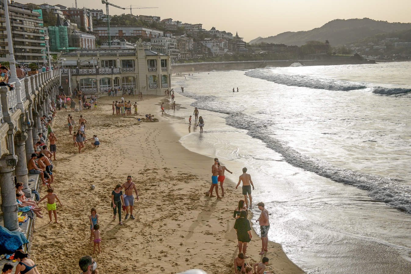 Tras unos días con los termómetros marcando 25 grados, a partir de este jueves un anticiclón bajará las temperaturas y traerá lluvia en la costa
