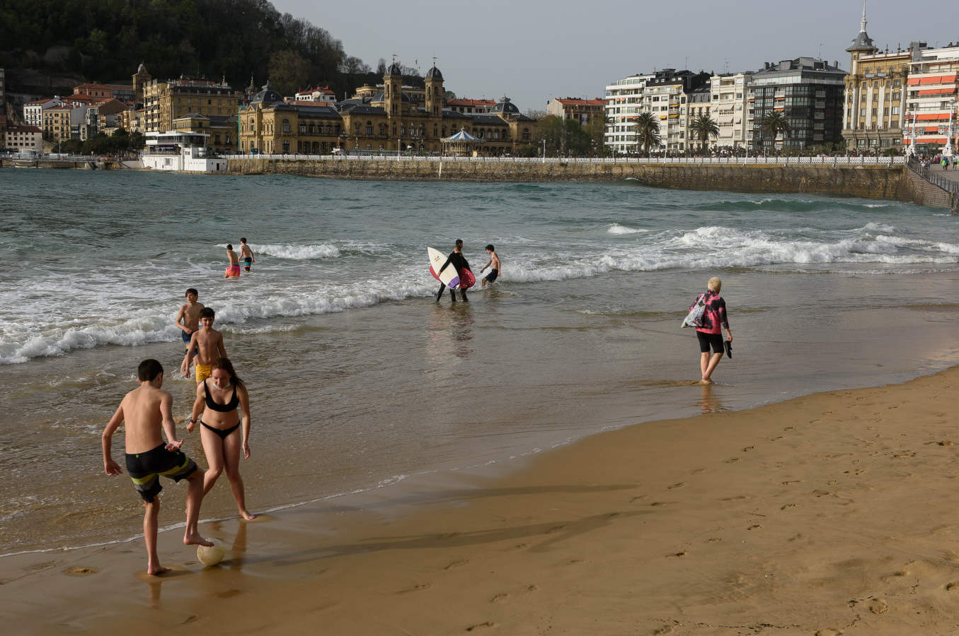 Tras unos días con los termómetros marcando 25 grados, a partir de este jueves un anticiclón bajará las temperaturas y traerá lluvia en la costa
