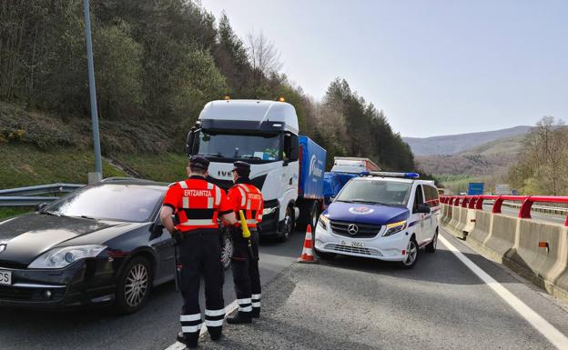 La Ertzaintza pide «no colapsar» las carreteras hacia playas o montes en esta 'no Semana Santa'