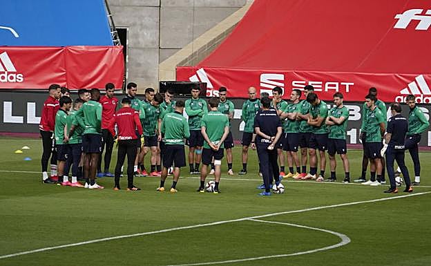 Vídeo: Los primeros minutos del entrenamiento de la Real en La Cartuja. 
