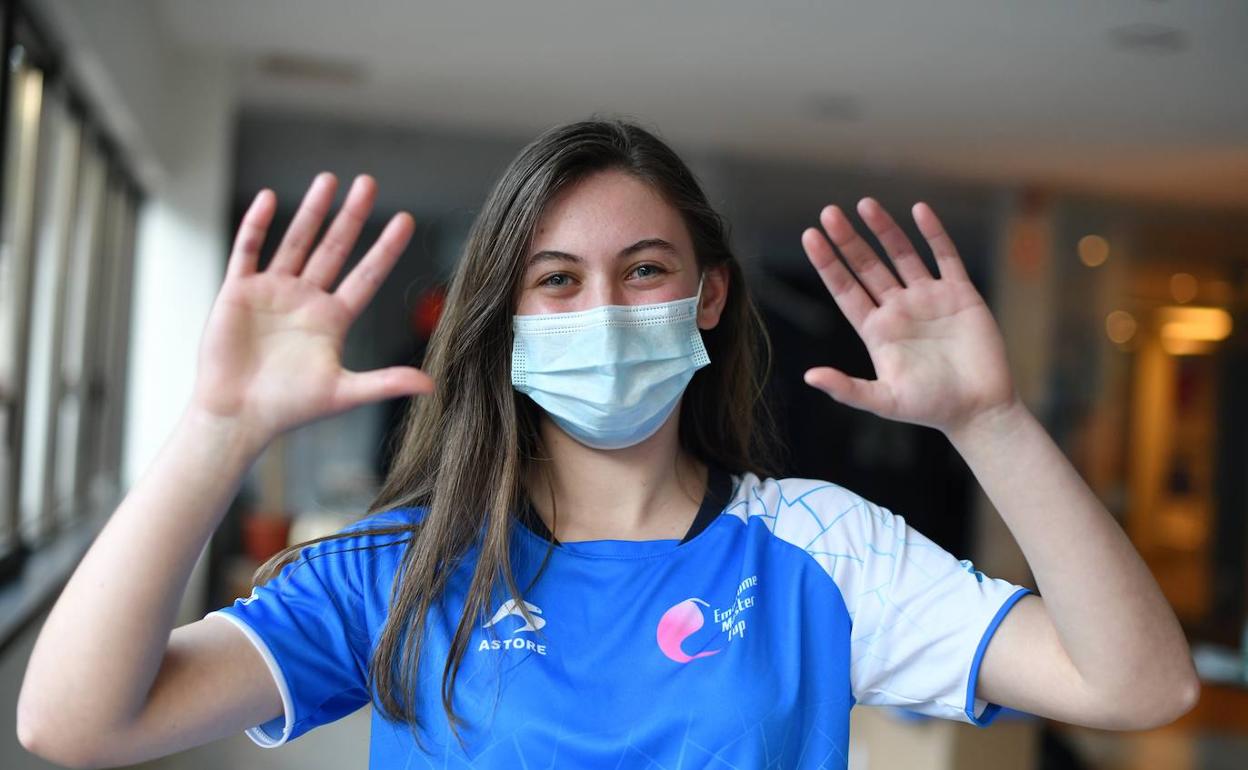 Naroa Agirre, igandeko finalean estreinatuko duen kamiseta urdin berriarekin. 