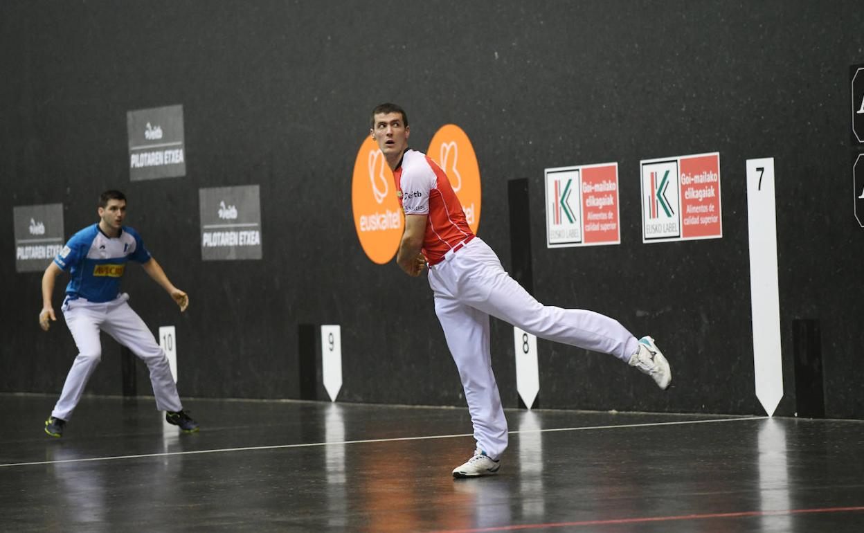 Rezusta jugó el lunes en el Aitzuri de Zumaia. A su espalda, Ladis Galarza. 