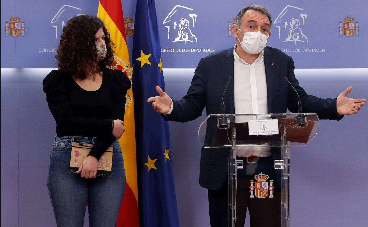 Los diputados de Unidas Podemos Sofía Castañón y Enrique Santiago dan una rueda de prensa este miércoles en el Congreso de los Diputados.