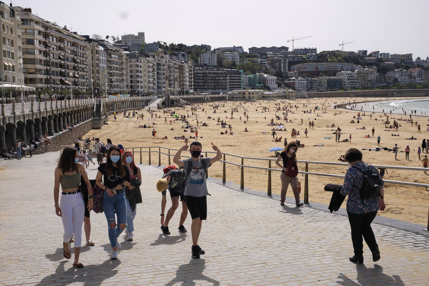 Las temperaturas han batido un récord este miércoles en Gipuzkoa. El viento del sureste ha elevado el mercurio hasta acariciar los 29 grados, según la estación ubicada en el aeropuerto de San Sebastián, hecho nunca antes logrado en el mes de marzo. Dicha estación marcaba concretamente 28,7 grados a las tres de la tarde, a sólo tres décimas del récord que data de 1957. Un hecho que, unido al periodo vacacional de Semana Santa de los escolares, ha permitido que los arenales de Gipuzkoa se hayan llenado de visitantes con ganas de refrescarse. Como se ve en estas imágenes de Donostia.