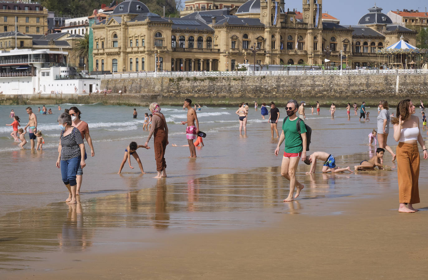 Las temperaturas han batido un récord este miércoles en Gipuzkoa. El viento del sureste ha elevado el mercurio hasta acariciar los 29 grados, según la estación ubicada en el aeropuerto de San Sebastián, hecho nunca antes logrado en el mes de marzo. Dicha estación marcaba concretamente 28,7 grados a las tres de la tarde, a sólo tres décimas del récord que data de 1957. Un hecho que, unido al periodo vacacional de Semana Santa de los escolares, ha permitido que los arenales de Gipuzkoa se hayan llenado de visitantes con ganas de refrescarse. Como se ve en estas imágenes de Donostia.