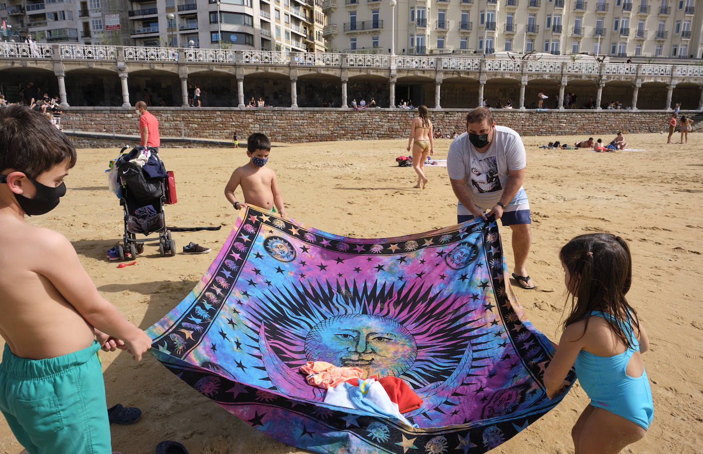 Las temperaturas han batido un récord este miércoles en Gipuzkoa. El viento del sureste ha elevado el mercurio hasta acariciar los 29 grados, según la estación ubicada en el aeropuerto de San Sebastián, hecho nunca antes logrado en el mes de marzo. Dicha estación marcaba concretamente 28,7 grados a las tres de la tarde, a sólo tres décimas del récord que data de 1957. Un hecho que, unido al periodo vacacional de Semana Santa de los escolares, ha permitido que los arenales de Gipuzkoa se hayan llenado de visitantes con ganas de refrescarse. Como se ve en estas imágenes de Donostia.