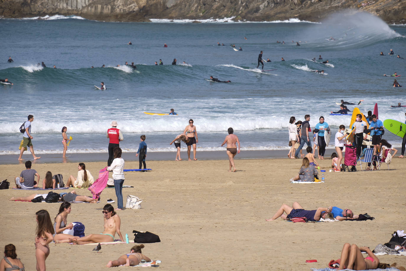 Las temperaturas han batido un récord este miércoles en Gipuzkoa. El viento del sureste ha elevado el mercurio hasta acariciar los 29 grados, según la estación ubicada en el aeropuerto de San Sebastián, hecho nunca antes logrado en el mes de marzo. Dicha estación marcaba concretamente 28,7 grados a las tres de la tarde, a sólo tres décimas del récord que data de 1957. Un hecho que, unido al periodo vacacional de Semana Santa de los escolares, ha permitido que los arenales de Gipuzkoa se hayan llenado de visitantes con ganas de refrescarse. Como se ve en estas imágenes de Donostia.