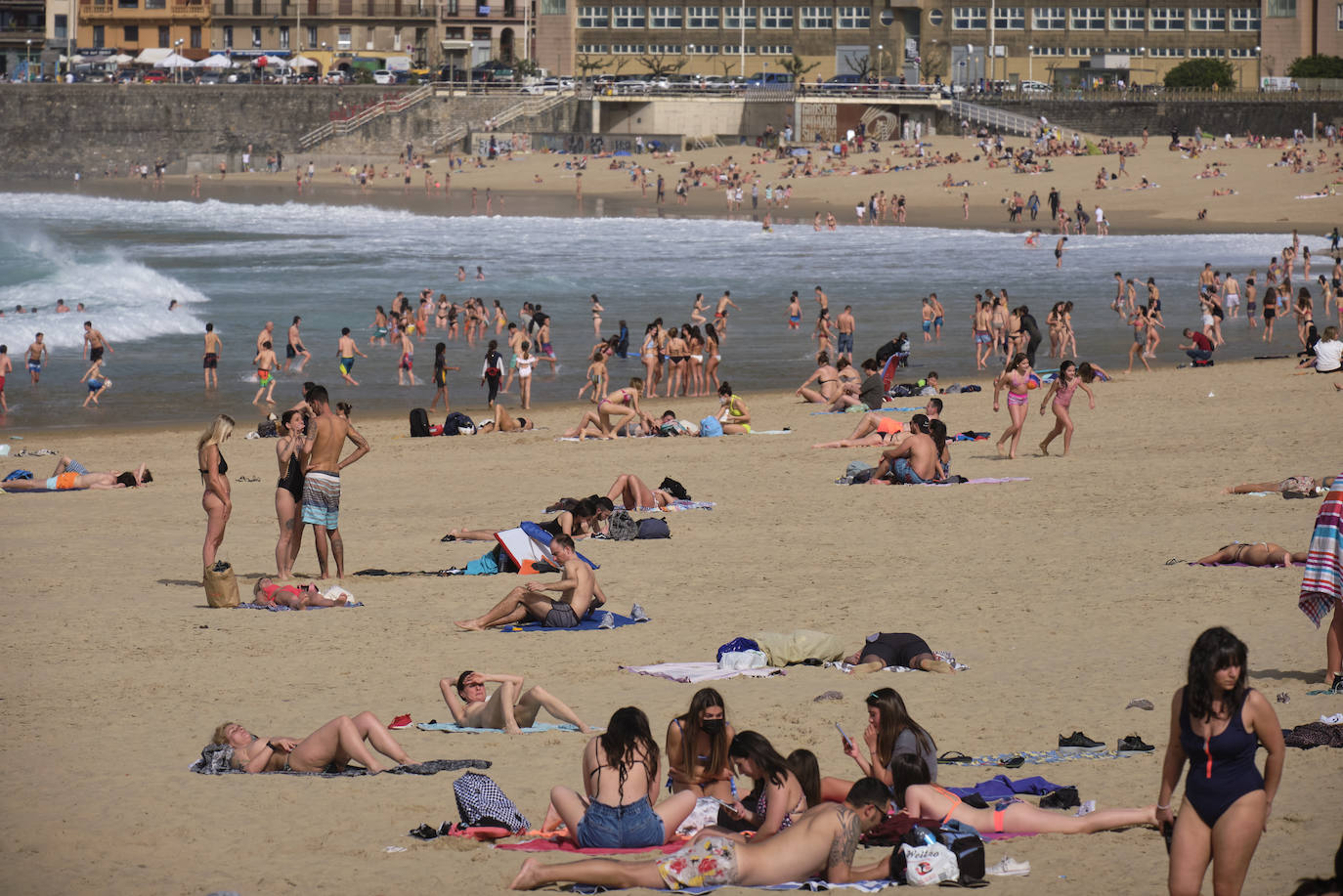 Las temperaturas han batido un récord este miércoles en Gipuzkoa. El viento del sureste ha elevado el mercurio hasta acariciar los 29 grados, según la estación ubicada en el aeropuerto de San Sebastián, hecho nunca antes logrado en el mes de marzo. Dicha estación marcaba concretamente 28,7 grados a las tres de la tarde, a sólo tres décimas del récord que data de 1957. Un hecho que, unido al periodo vacacional de Semana Santa de los escolares, ha permitido que los arenales de Gipuzkoa se hayan llenado de visitantes con ganas de refrescarse. Como se ve en estas imágenes de Donostia.