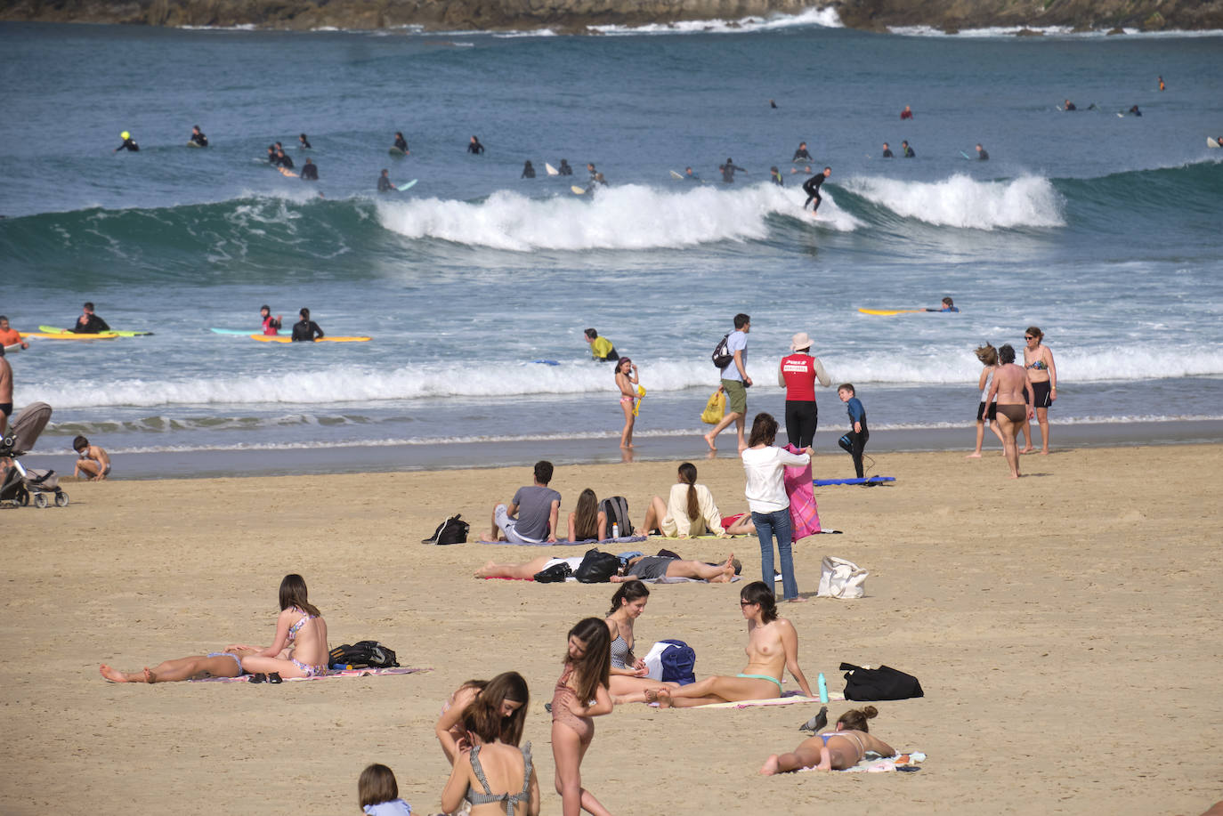 Las temperaturas han batido un récord este miércoles en Gipuzkoa. El viento del sureste ha elevado el mercurio hasta acariciar los 29 grados, según la estación ubicada en el aeropuerto de San Sebastián, hecho nunca antes logrado en el mes de marzo. Dicha estación marcaba concretamente 28,7 grados a las tres de la tarde, a sólo tres décimas del récord que data de 1957. Un hecho que, unido al periodo vacacional de Semana Santa de los escolares, ha permitido que los arenales de Gipuzkoa se hayan llenado de visitantes con ganas de refrescarse. Como se ve en estas imágenes de Donostia.