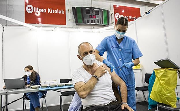 El pabellón municipal de La Casilla, en Bilbao, se estrenó ayer como primer gran 'vacunódromo' en Bizkaia.