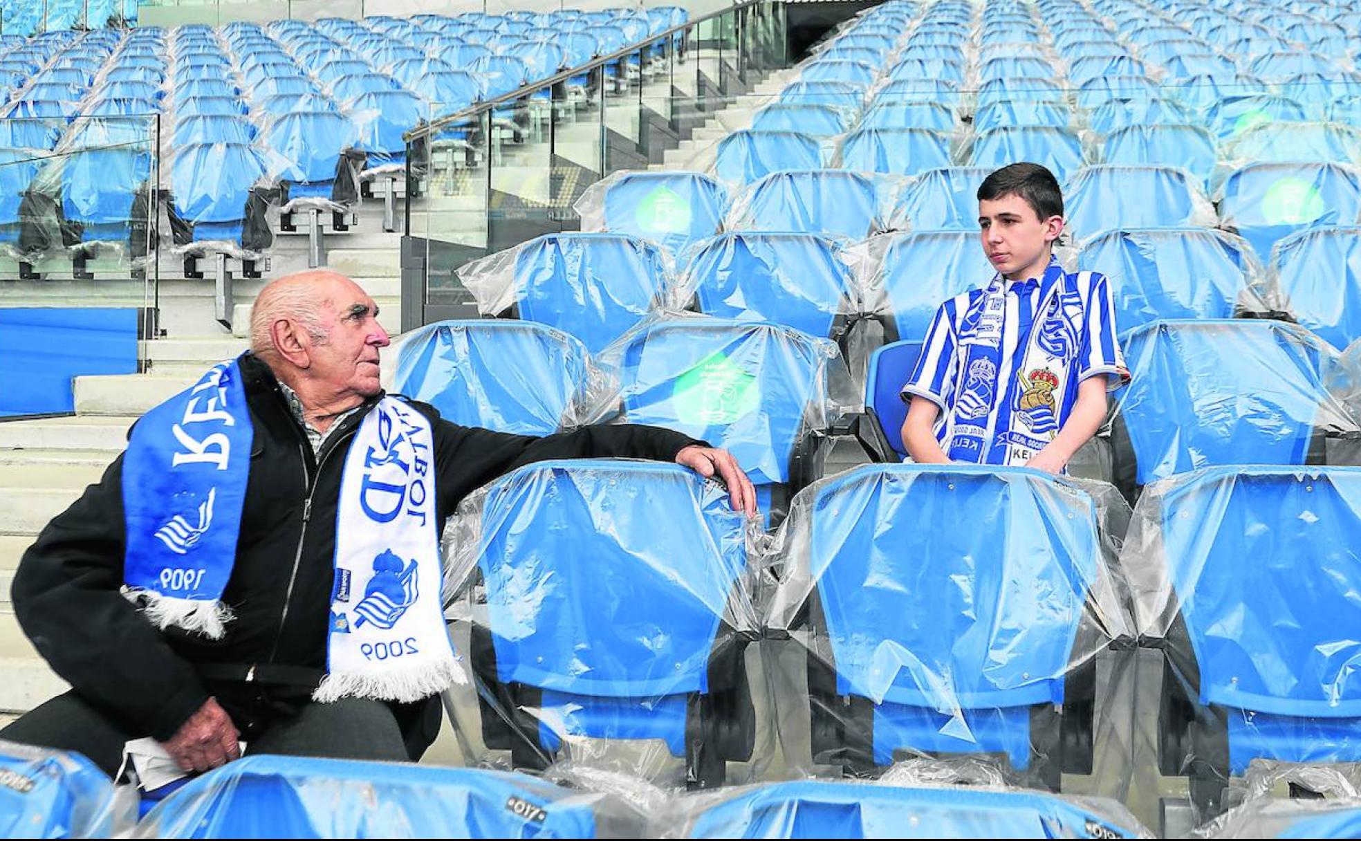 Juan Martín Quintanilla e Iker Monterde charlan en las gradas de un Reale Arena que espera recibir pronto a su afición