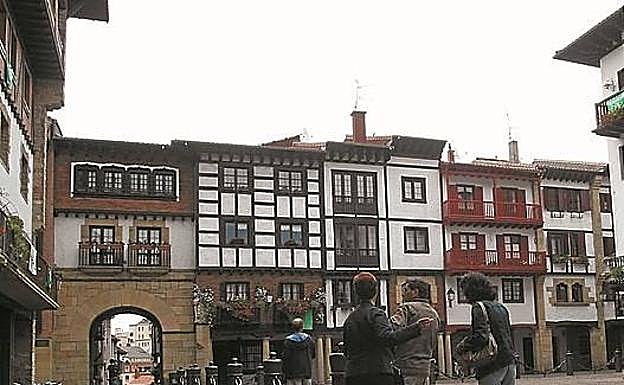 La plaza de Gipuzkoa, parada obligada en el Casco Histórico de Hondarribia. 