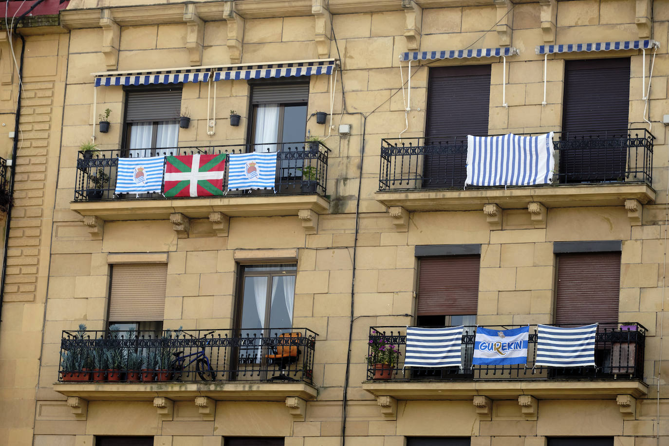 Miles de balcones y ventanas de Gipuzkoa lucen los colores de la Real Sociedad para apoyar al equipo de cara a la final de Copa contra el Athletic de Bilbao.