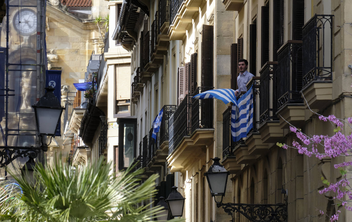 Miles de balcones y ventanas de Gipuzkoa lucen los colores de la Real Sociedad para apoyar al equipo de cara a la final de Copa contra el Athletic de Bilbao.