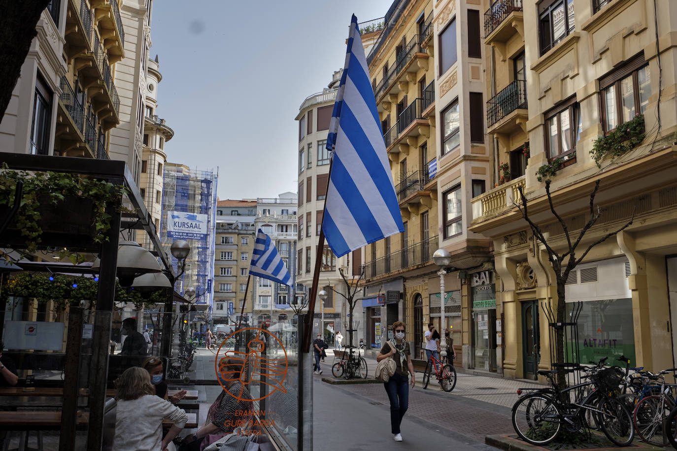 Miles de balcones y ventanas de Gipuzkoa lucen los colores de la Real Sociedad para apoyar al equipo de cara a la final de Copa contra el Athletic de Bilbao.