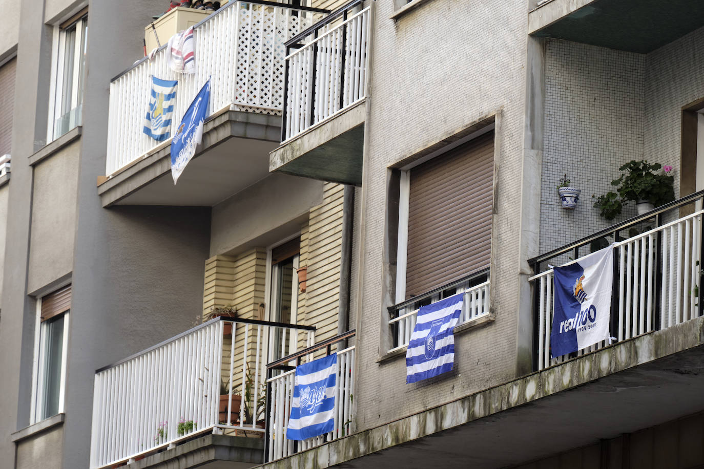 Miles de balcones y ventanas de Gipuzkoa lucen los colores de la Real Sociedad para apoyar al equipo de cara a la final de Copa contra el Athletic de Bilbao.