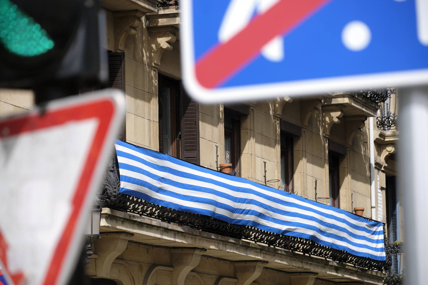 Miles de balcones y ventanas de Gipuzkoa lucen los colores de la Real Sociedad para apoyar al equipo de cara a la final de Copa contra el Athletic de Bilbao.