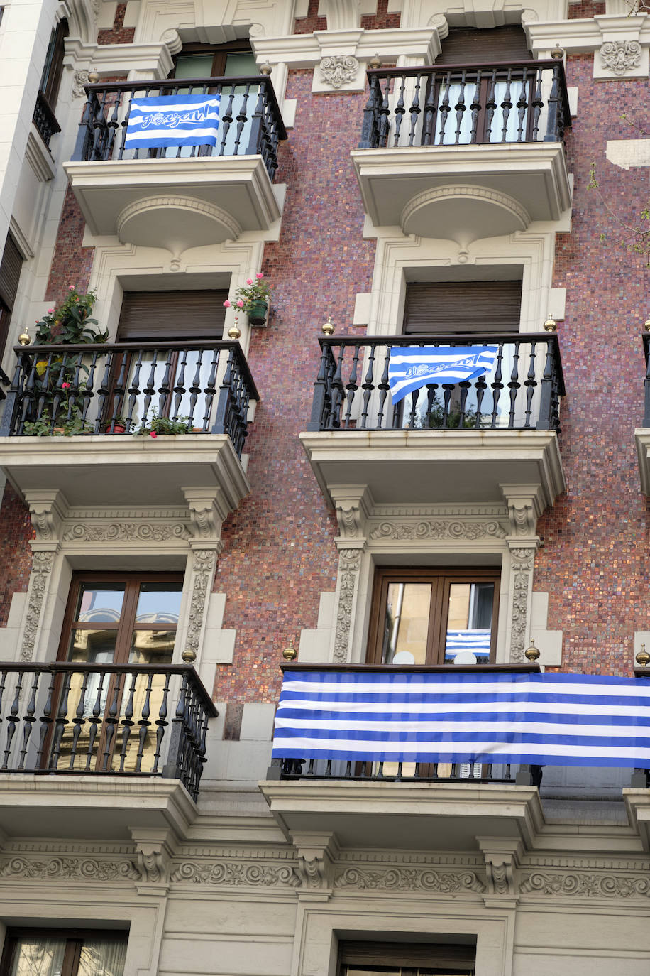 Miles de balcones y ventanas de Gipuzkoa lucen los colores de la Real Sociedad para apoyar al equipo de cara a la final de Copa contra el Athletic de Bilbao.