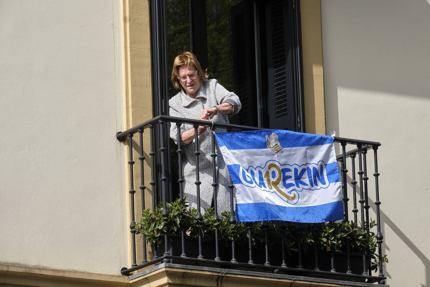 Miles de balcones y ventanas de Gipuzkoa lucen los colores de la Real Sociedad para apoyar al equipo de cara a la final de Copa contra el Athletic de Bilbao.
