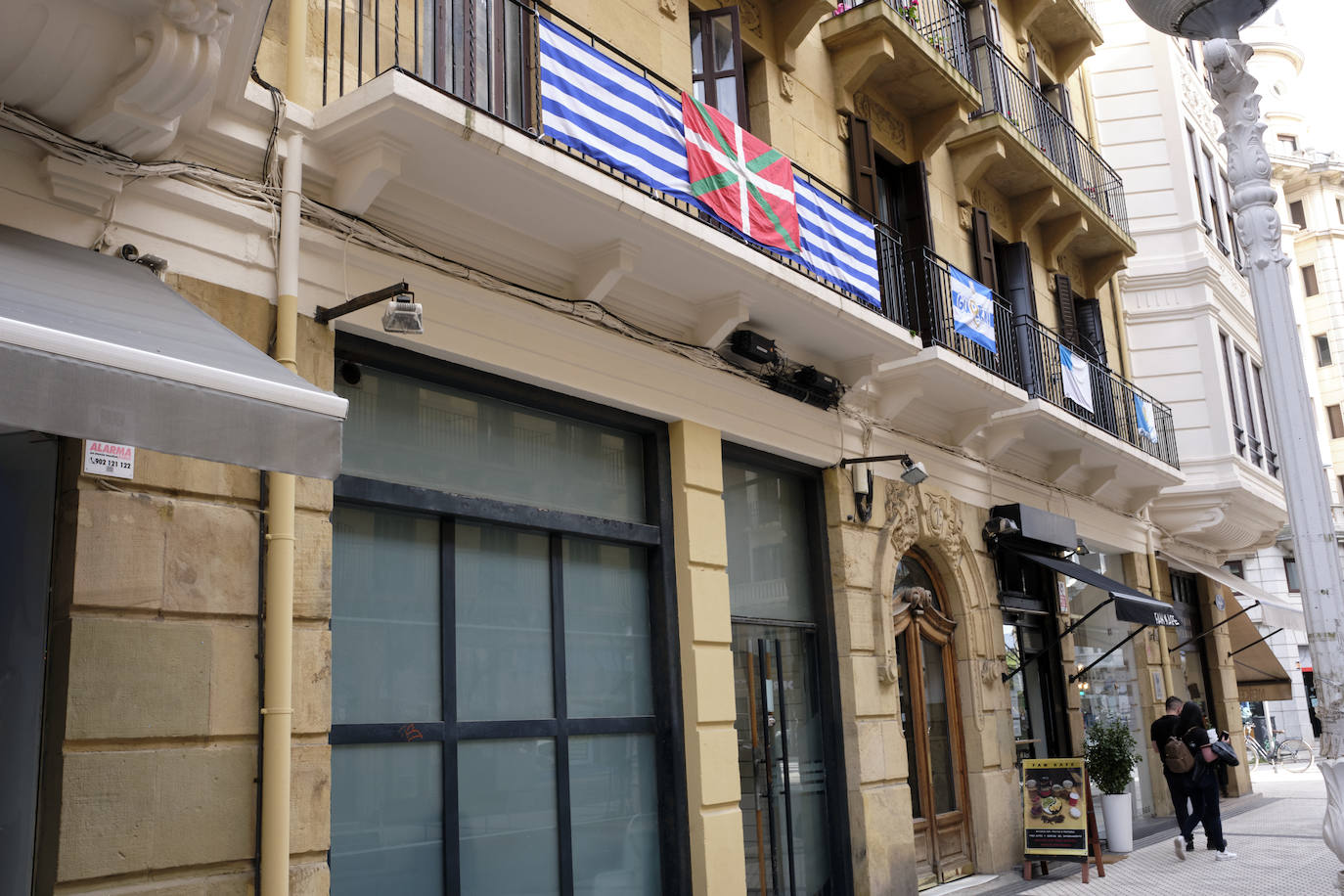 Miles de balcones y ventanas de Gipuzkoa lucen los colores de la Real Sociedad para apoyar al equipo de cara a la final de Copa contra el Athletic de Bilbao.