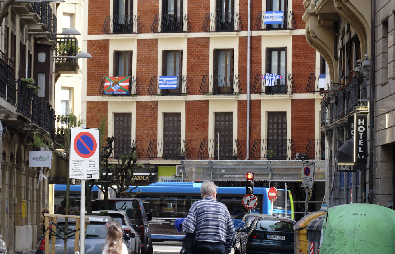 Miles de balcones y ventanas de Gipuzkoa lucen los colores de la Real Sociedad para apoyar al equipo de cara a la final de Copa contra el Athletic de Bilbao.